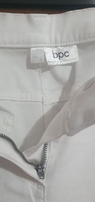 Vând pantaloni damă trei sferturi albi mărimea 40i