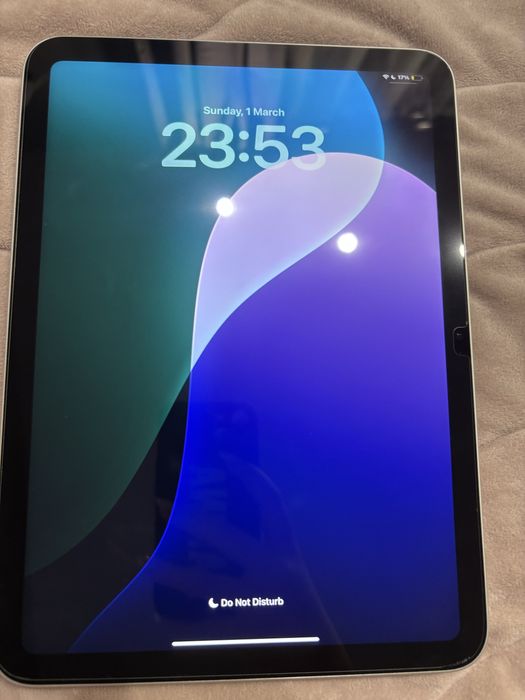 Продавам iPad (A16) WiFi 128 GB Silver – като нов, с аксесоари