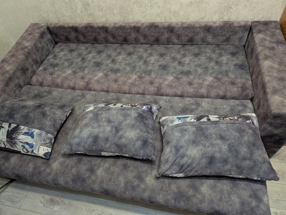 Раскладной диван с подушками