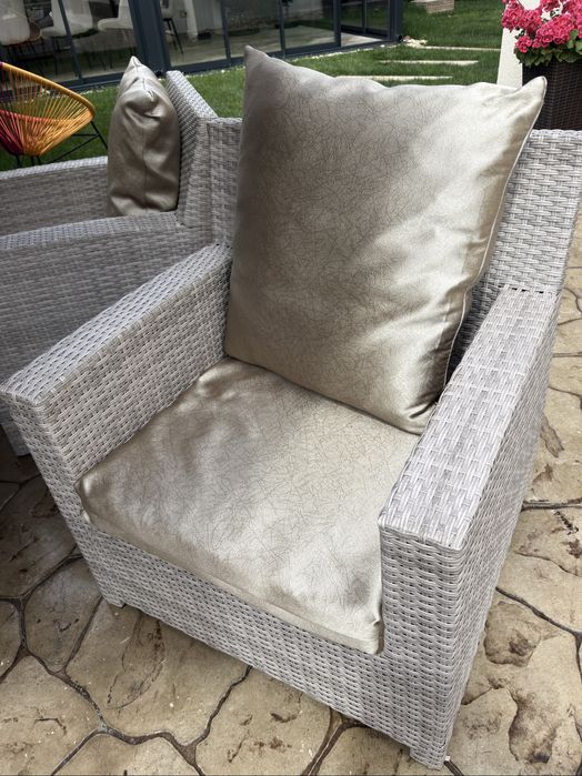 Set Mobilă Grădină / Terasă din Rattan cu Masă și Perne Custom – Ca Nou