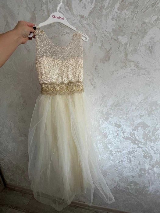 Продам нарядные платья для девочки