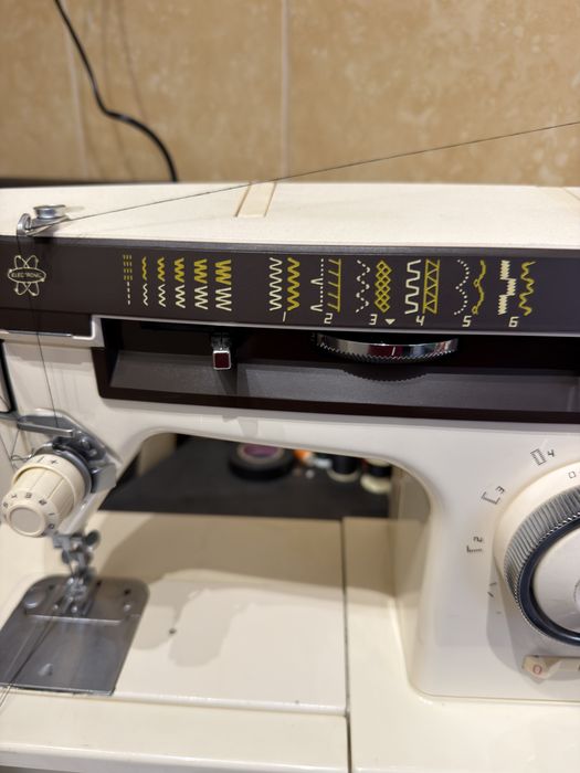 Masina automta de cusut festonat si butoniere Singer Germania