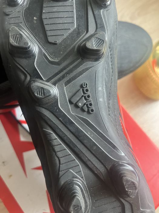 Oригинални футболни обувки Adidas.