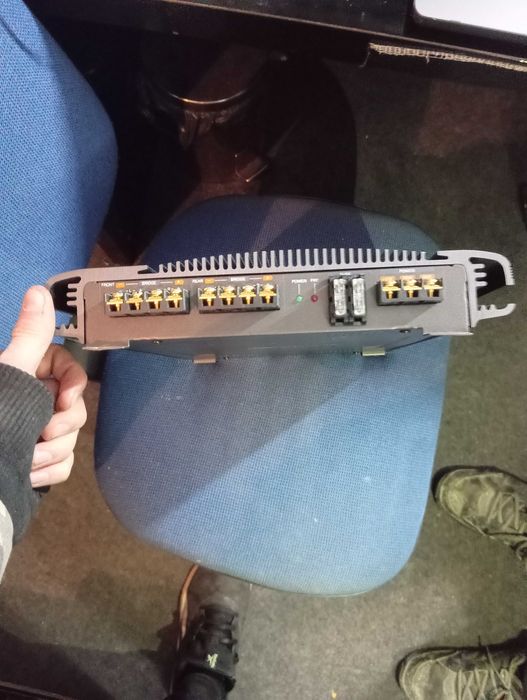 Продавам усилвател с бас каса