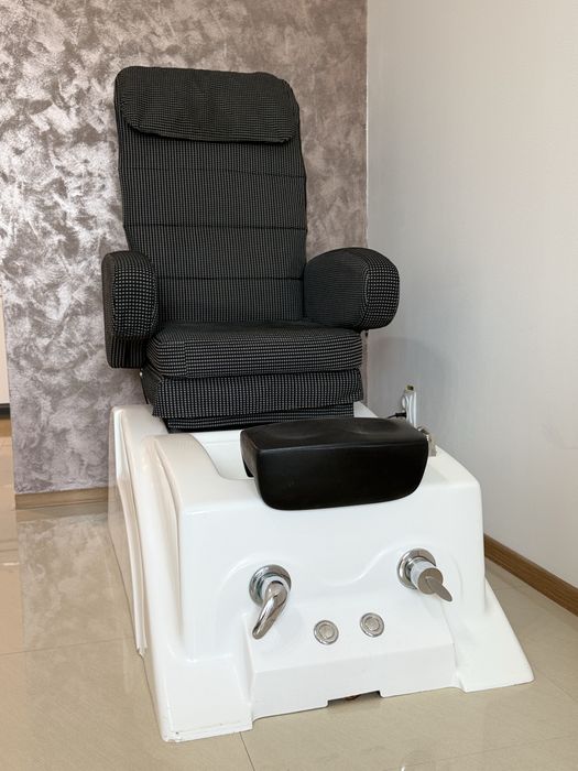 Scaun profesional de pedichiură cu masaj și vană – stare foarte bună