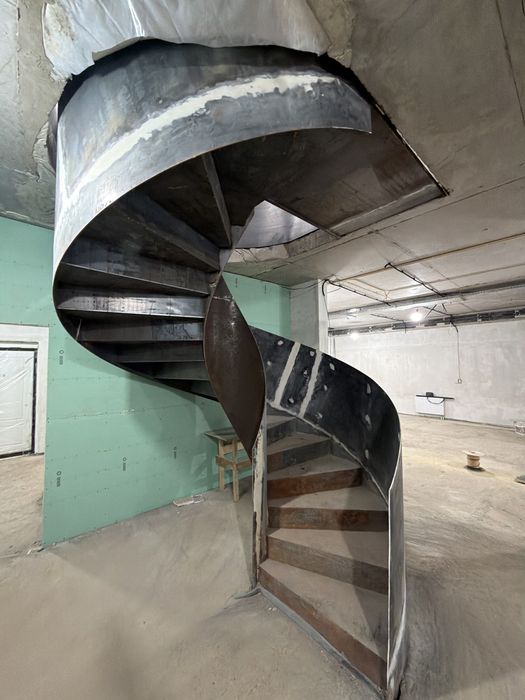 Металлаконструкция , вентовые лестницы.