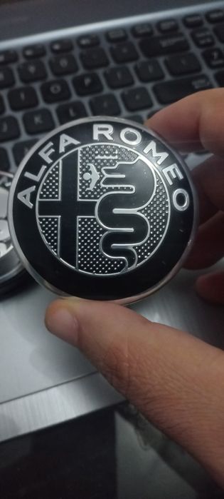 Alfa Romeo - Set embleme si capace - 4 capace pentru jante aliaj