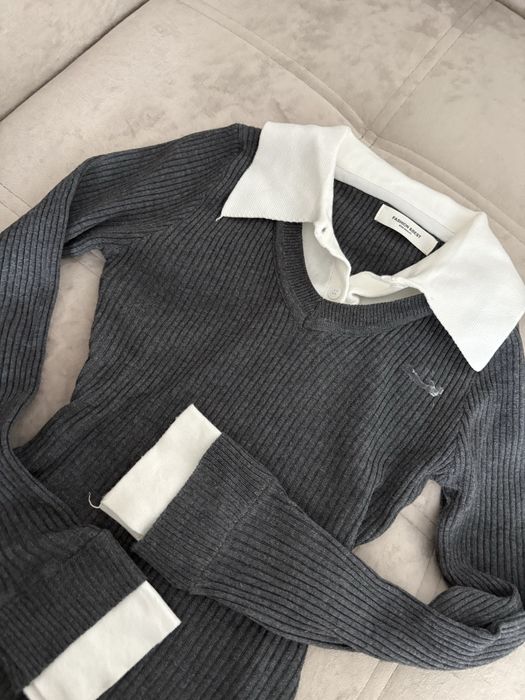 серая кофта.