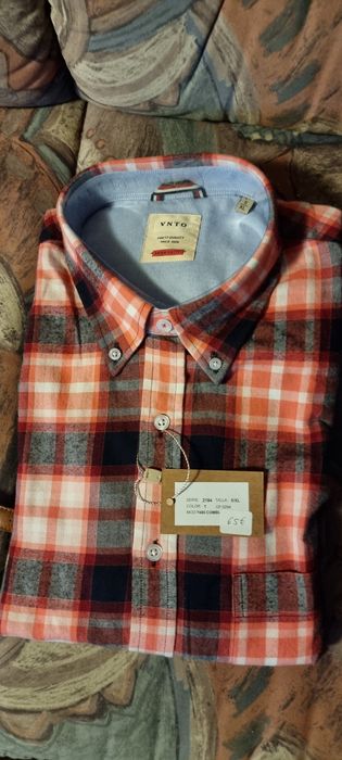 Vând tricouri și cămăși de firma