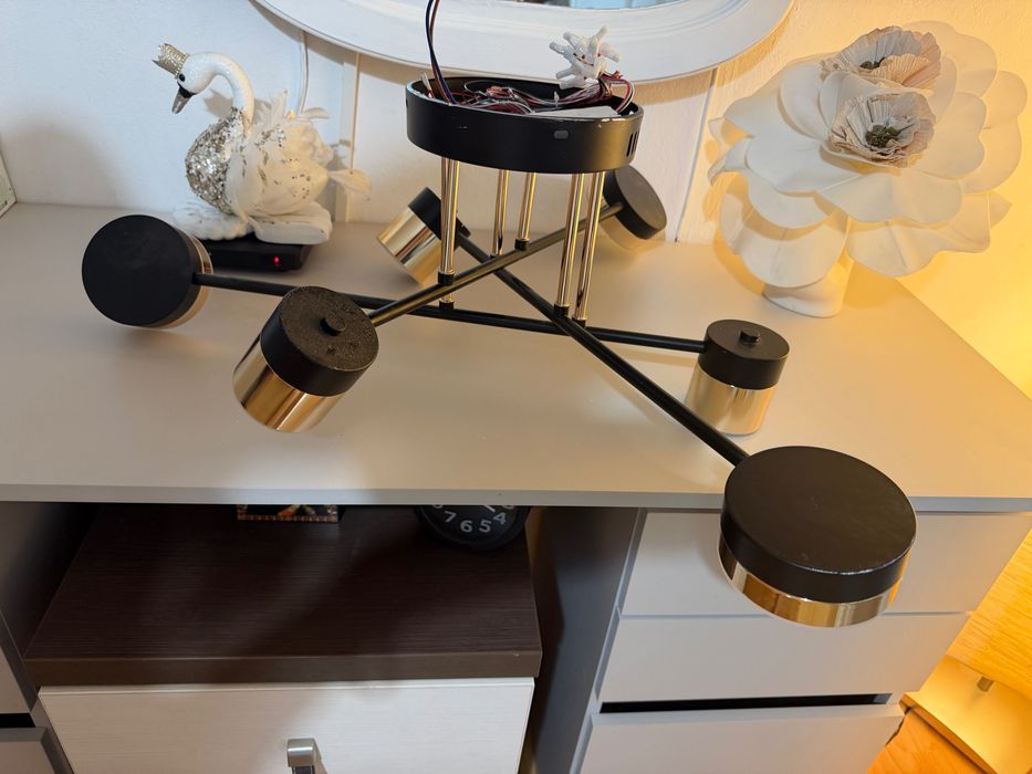 Lustră LED modernă 72W cu telecomandă – Negru/Auriu – Ca nouă