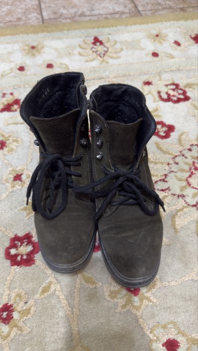 Отдам ботинки бесплатно 36 размер