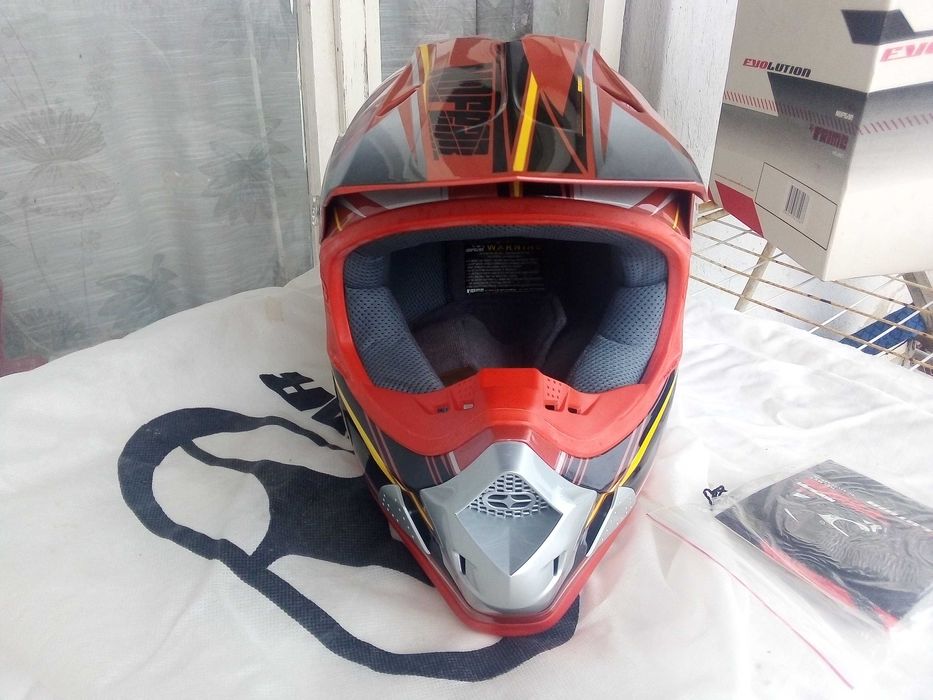 Яке две каски и два чифта мото ботуши