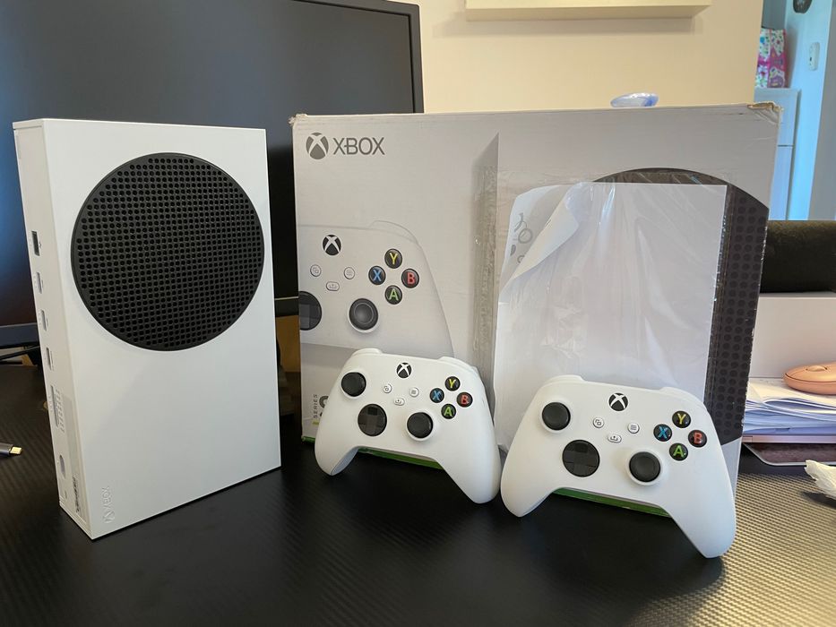 Xbox Series S + 2 controllere