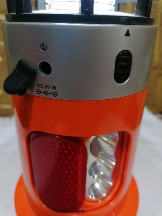 Lampa solară multifuncțională pentru camping cu dispozitiv de eliminare a insectelor