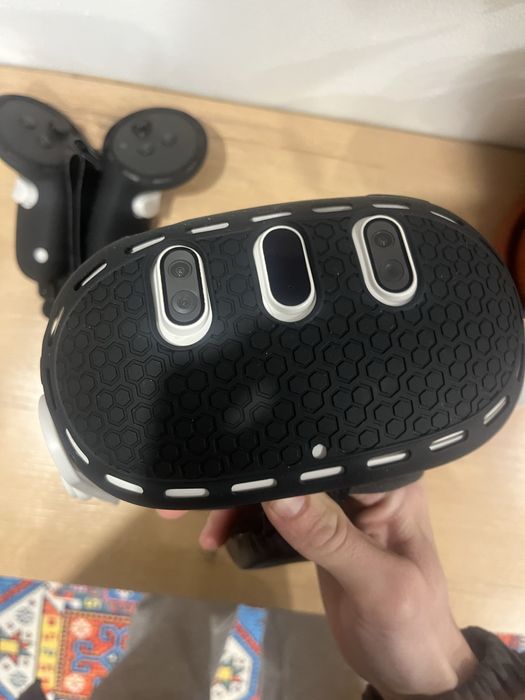 Продаю VR-очки Meta Quest 3 (Oculus Quest 3)