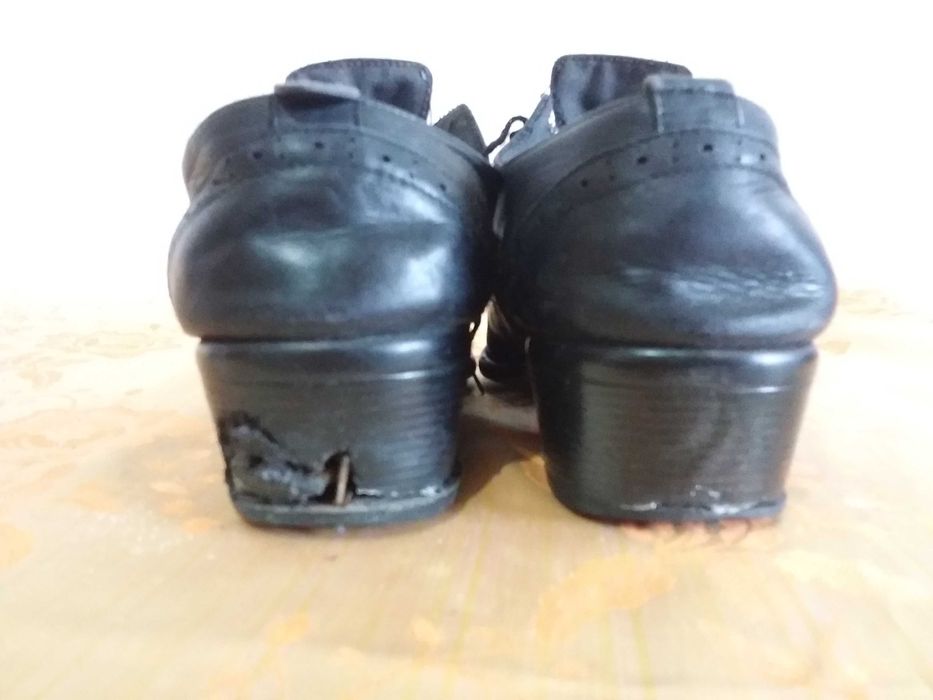 Мужские кожаные туфли Турецкие Броги. Требуется ремонт каблуков.