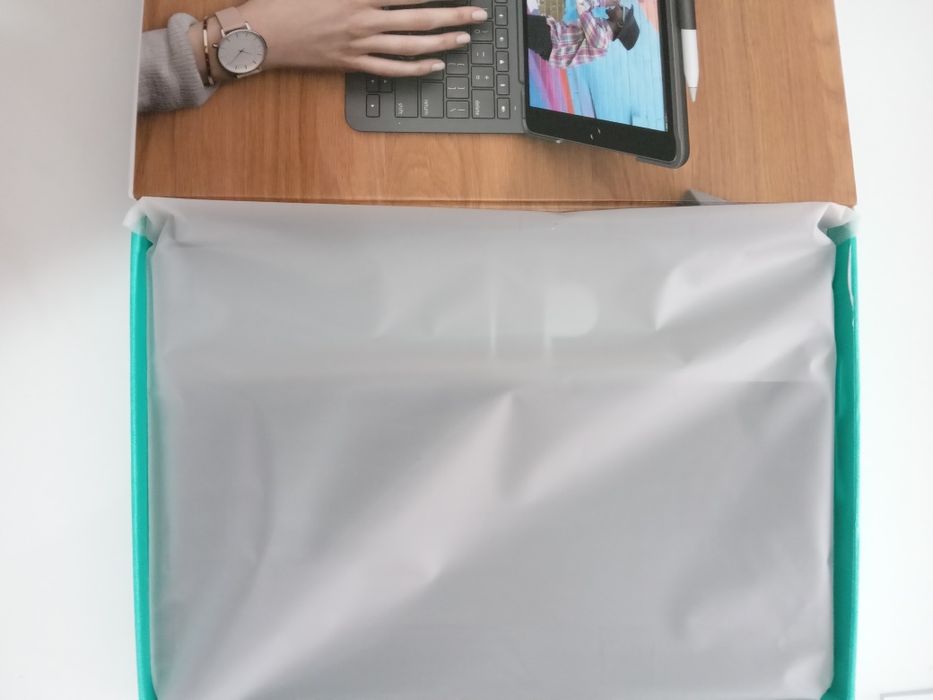 Калъф-клавиатура Logitech Slim Folio за iPad (7/8/9поколение)