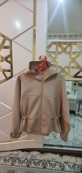 Продам очень красивый и качественный костюм-двойку бежевого цвета!