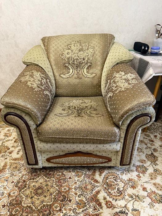 Диваны спальный и кресло
