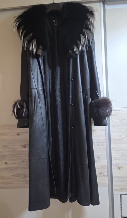 Haina din piele naturala , cu guler și manșete din blana de vulpe