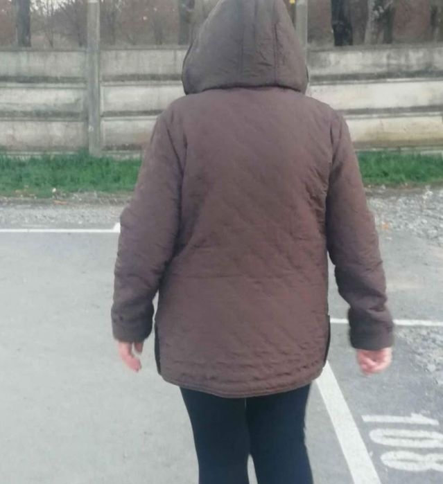 Scurtă dama cu glugă, potrivită pt mărimea  XL.