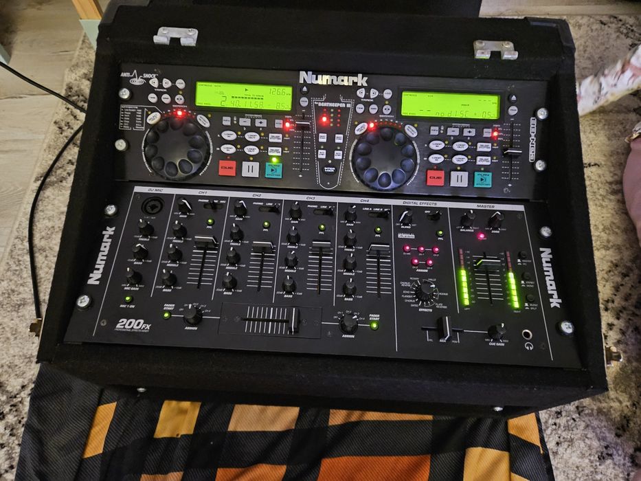 Consolă DJ completă Numark (Mixer 200FX + Dublu CD Player CDN88) în Flight Case