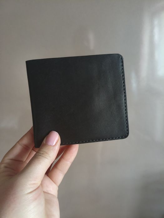 Un portofel lucrat manual din piele handmade