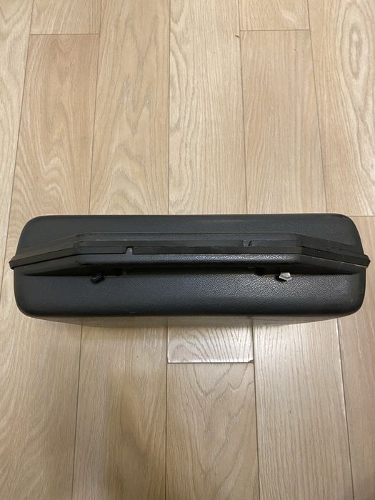 Практичен пластмасов куфар за различни предмети и аксесоари