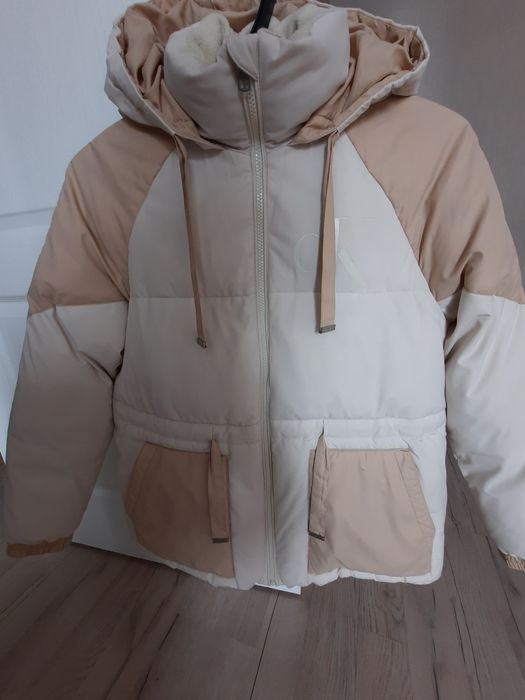 Продам пуховик Calvin Klein   оригинал ,бу