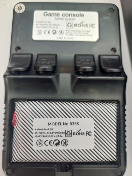 Consola R36S de jocuri retro nu mai pornește ?