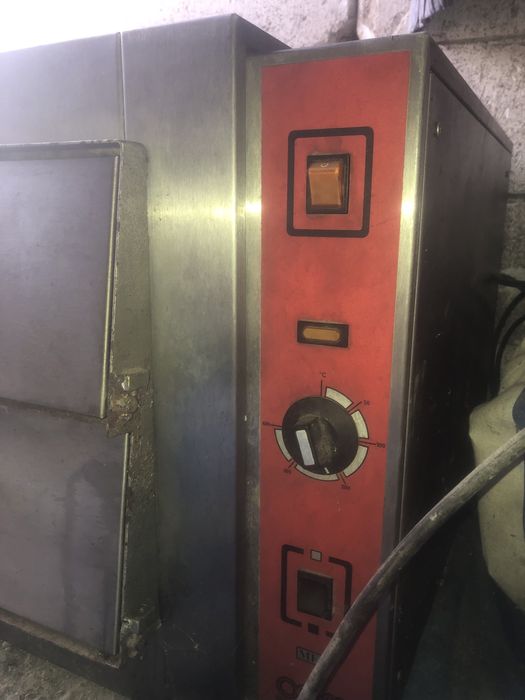 Cuptor pentru pizza pe piatra