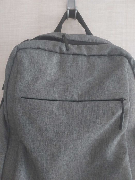 Rucsac gri pentru laptop, minimalist – mic defect la fermoar
