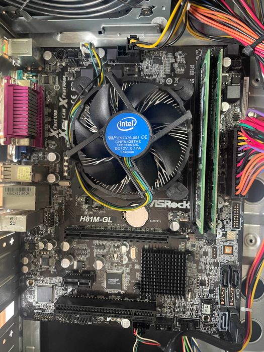 Продавам компютър i3, 8GB DDR3