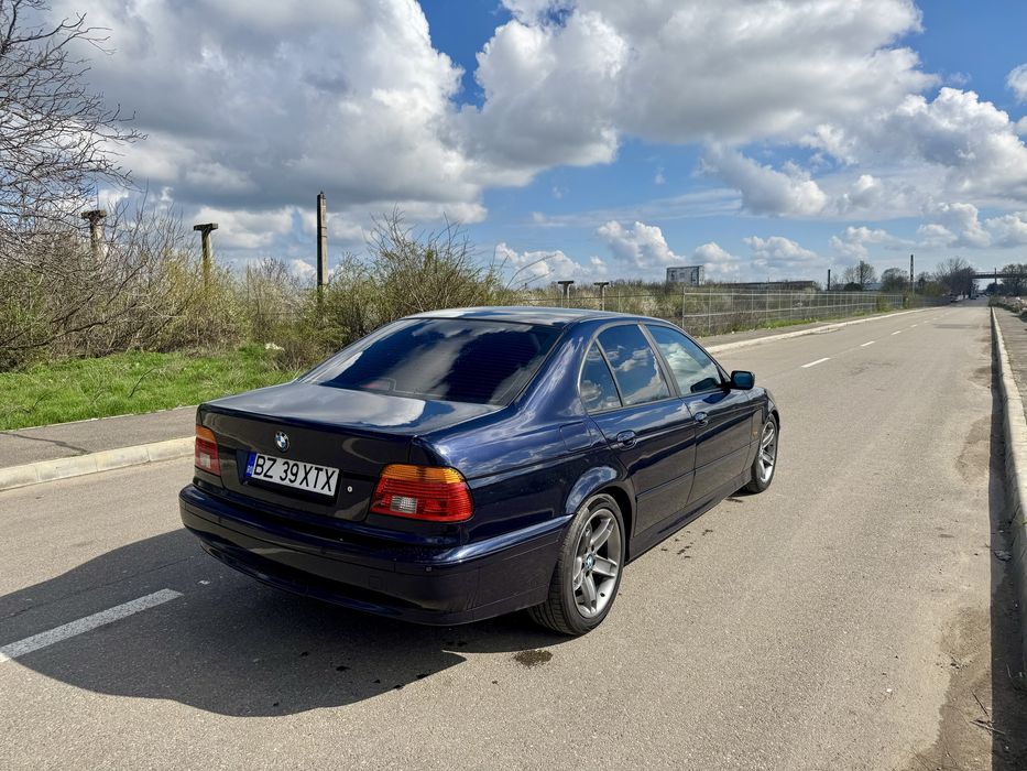 BMW   E39   520i.