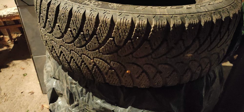 Продам зимние шины  комплект