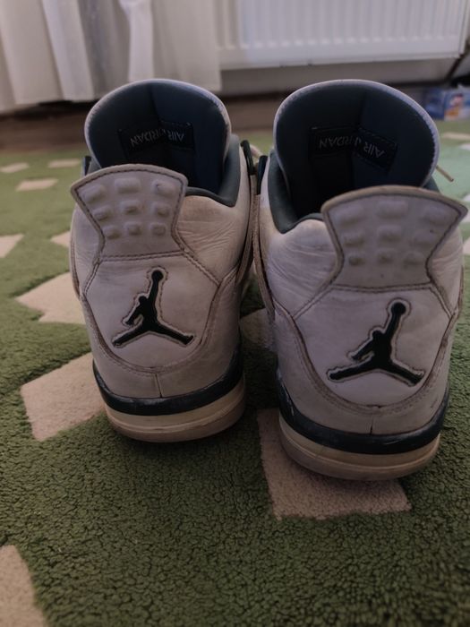 Sunt Air Jordan 4 sunt deteriorați adică au cress și unpic juliți și sunt aproape originali adică 1/1 am dat 900 de lei
