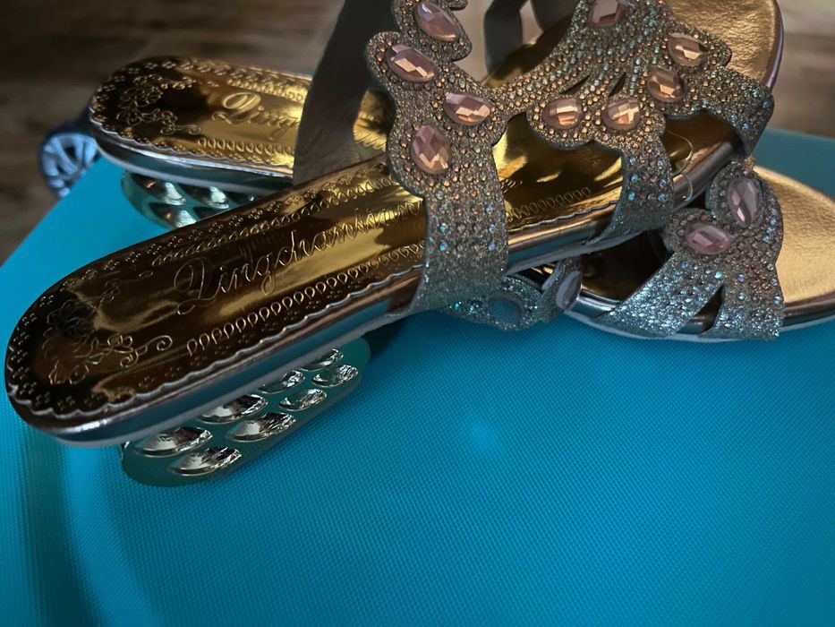 Лачени чехли - златисти с камъни