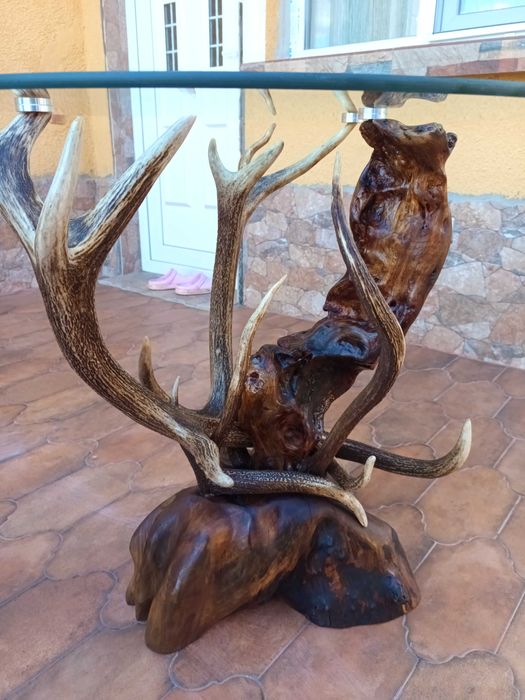 Маса със стъклен плот