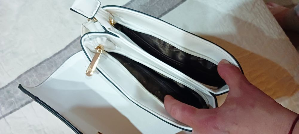 Бяла кожена чанта