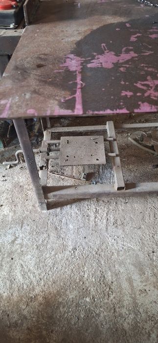 Masa circular si con despicare lemn.