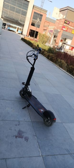 Продаю самакат khugo m4 в отличном состоянии работает отлично