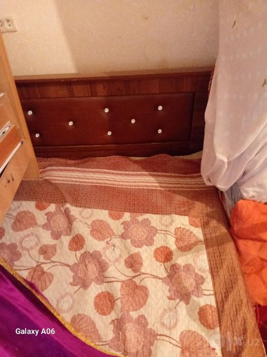 Диван двухспальний,каляска сотилади.