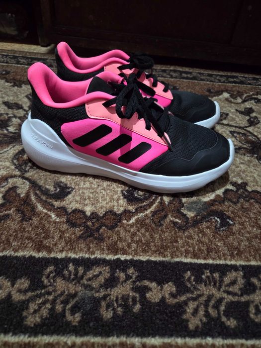 Продавам маратонки Adidas