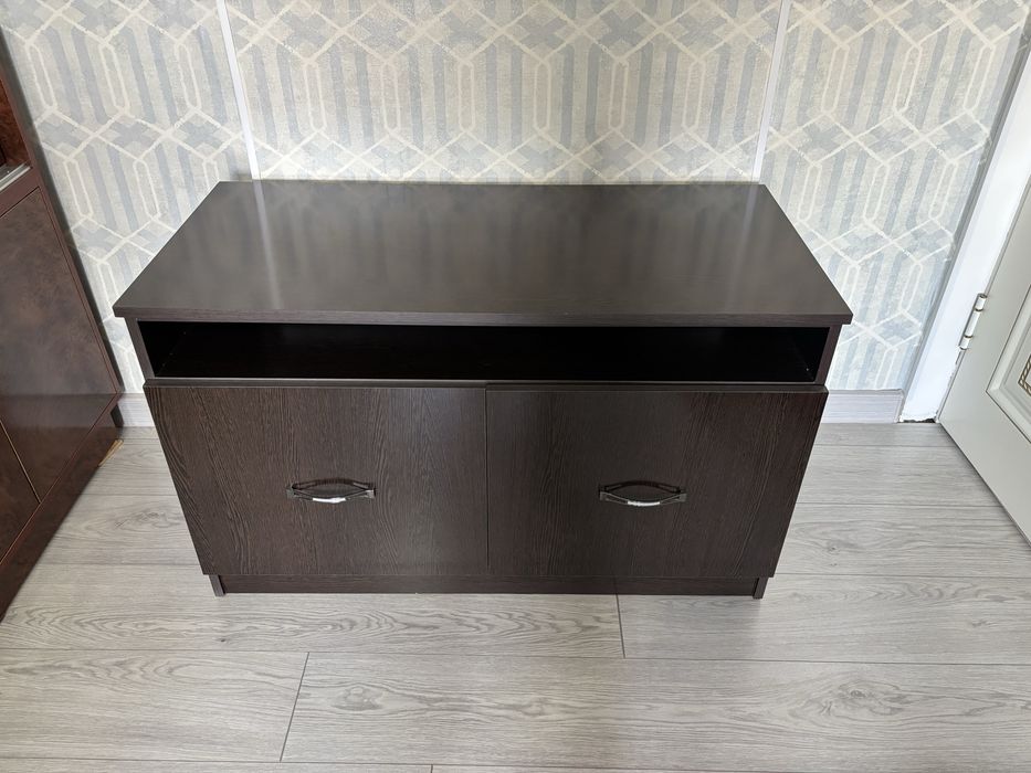 Продается тумба под телевизор.