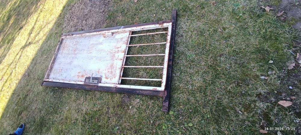 Желязна врата с каса и козирка