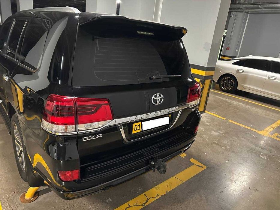 Toyota Landcruiser LC200 GXR V6 2017 года выпуска.