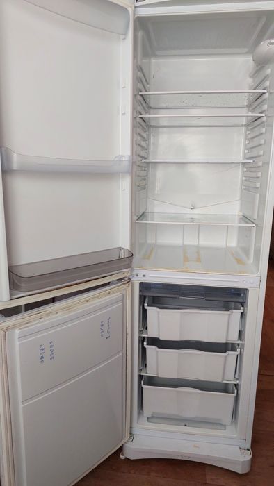 Холодильник Indesit