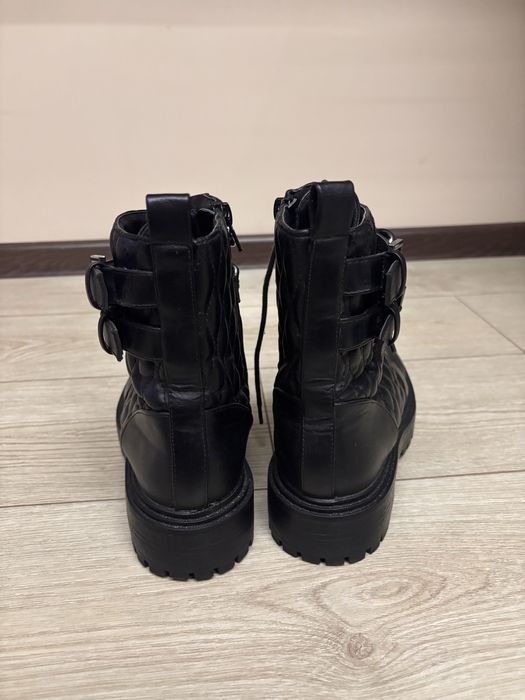 Кожени ботуши с аксесоар-синджири