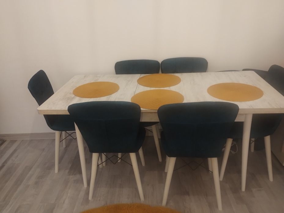 Masă extensibilă cu scaune