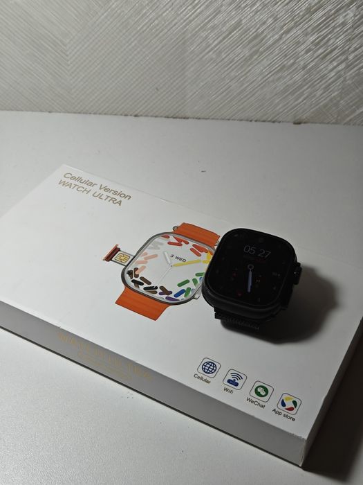 Часы с камерой на 180°.